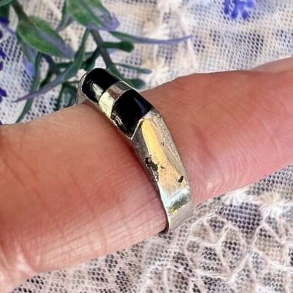 Vintage Mexican Black Inlay Ring Unisex - Picture 6 of 12